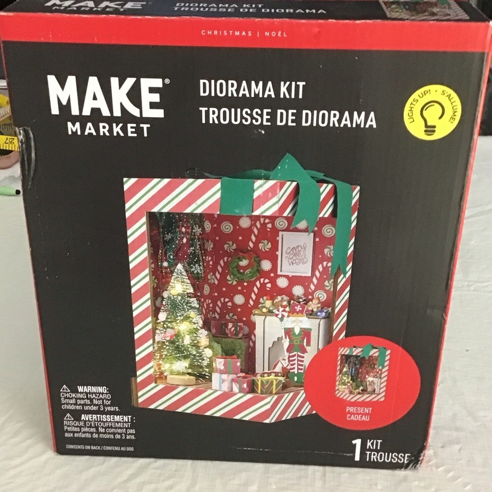 Makers Market Holiday Diorama Kit - Red & Green